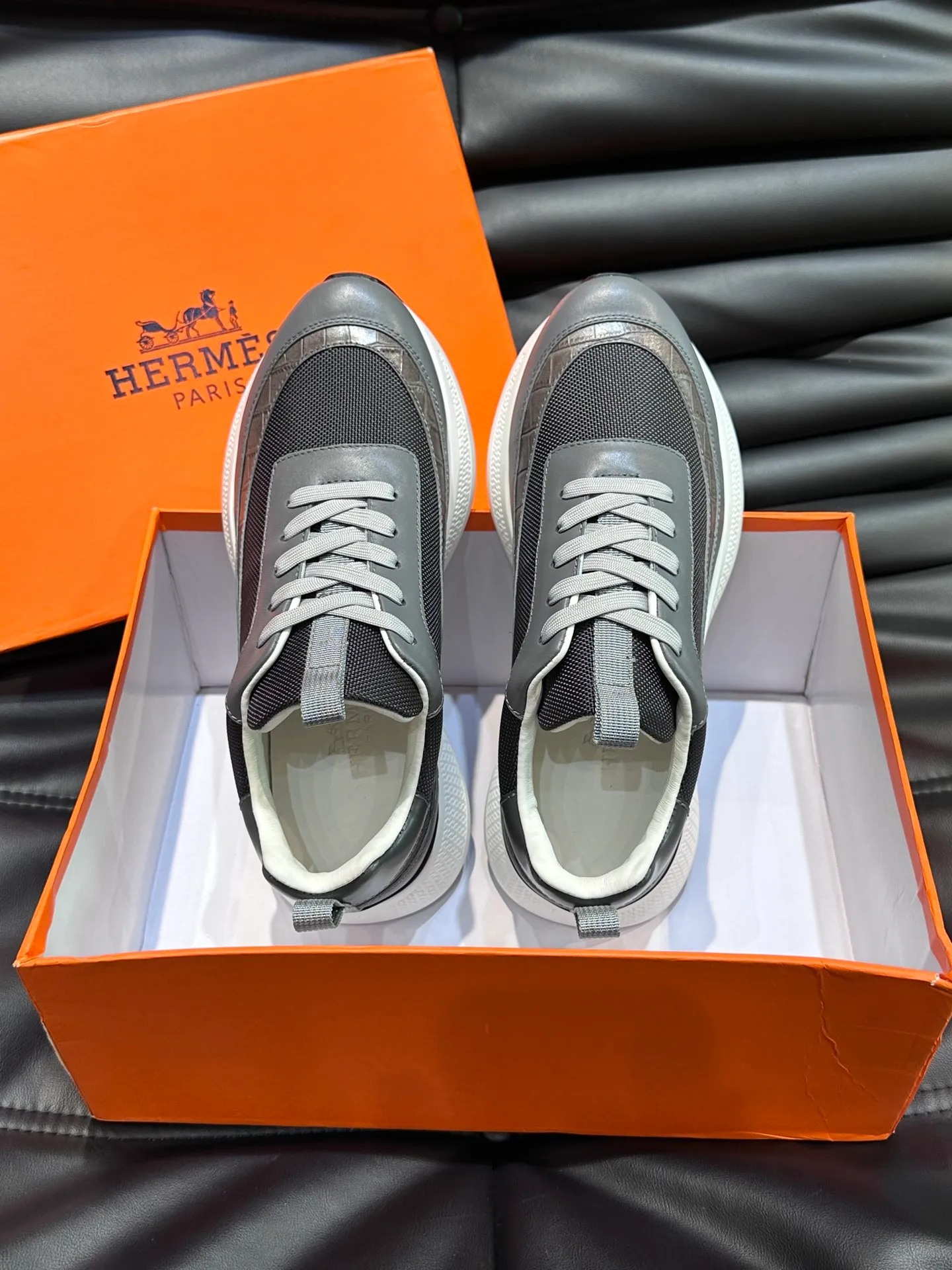 Factory price: 520💰HERMES/Hermes Hugo thick-soled sneakers are casual men's shoes. These sneakers are made of imported first-layer cowhide leather and breathable mesh design. The contrasting color design creates a dynamic and modern shape. The front end of the toe is decorated with natural-color rubber inlays, making it novel and fashionable. The texture is incomparable, with cowhide lining and cowhide foot pads, the upper foot is comfortable and breathable, and the rubber sole is decorated with geometric patterns and iconic "H" details. A very personal one! Size: 39-44 (customized at 38.45)